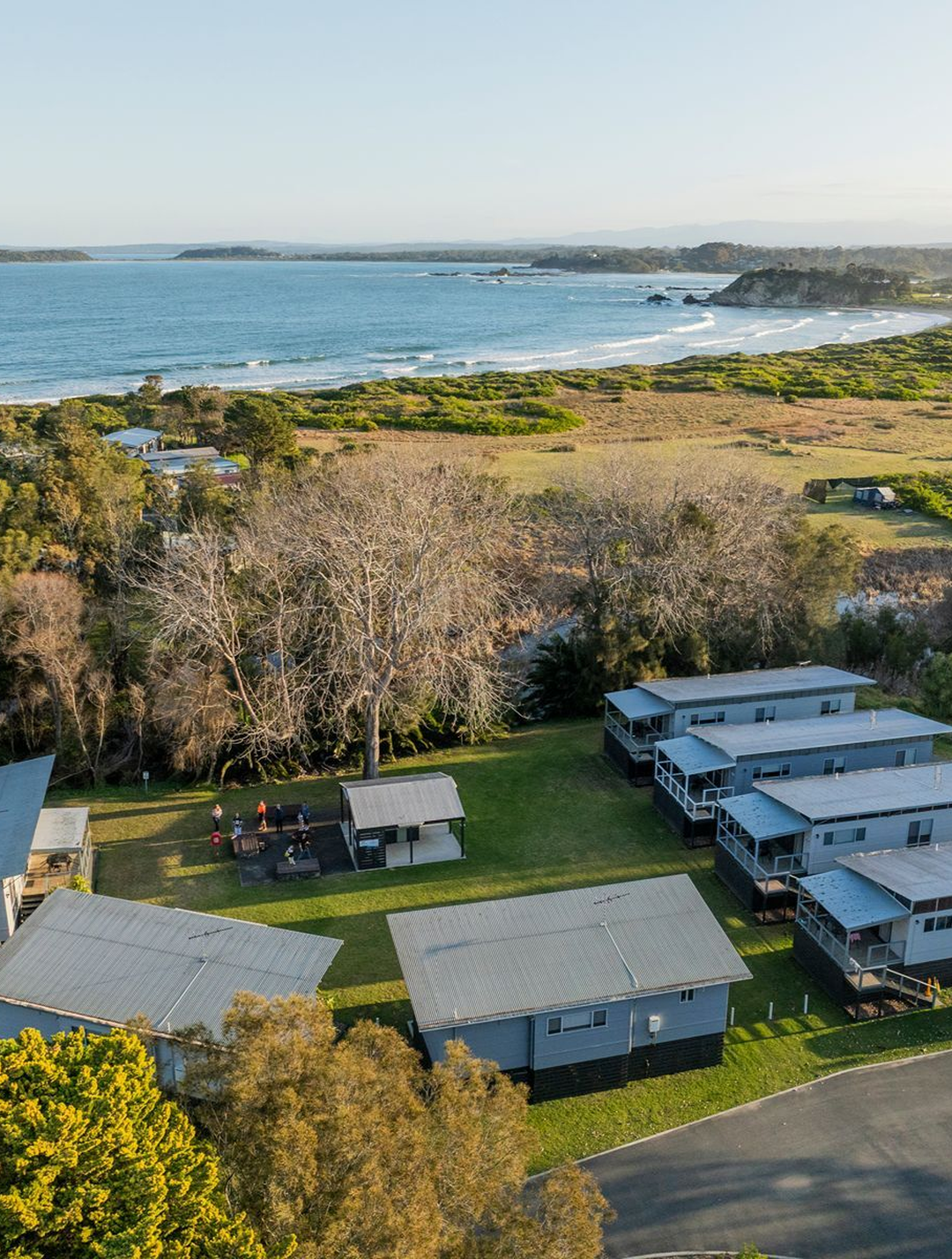 Beachfront caravan park at Tomakin with Barlings Beach and holiday accommodation beside the coast