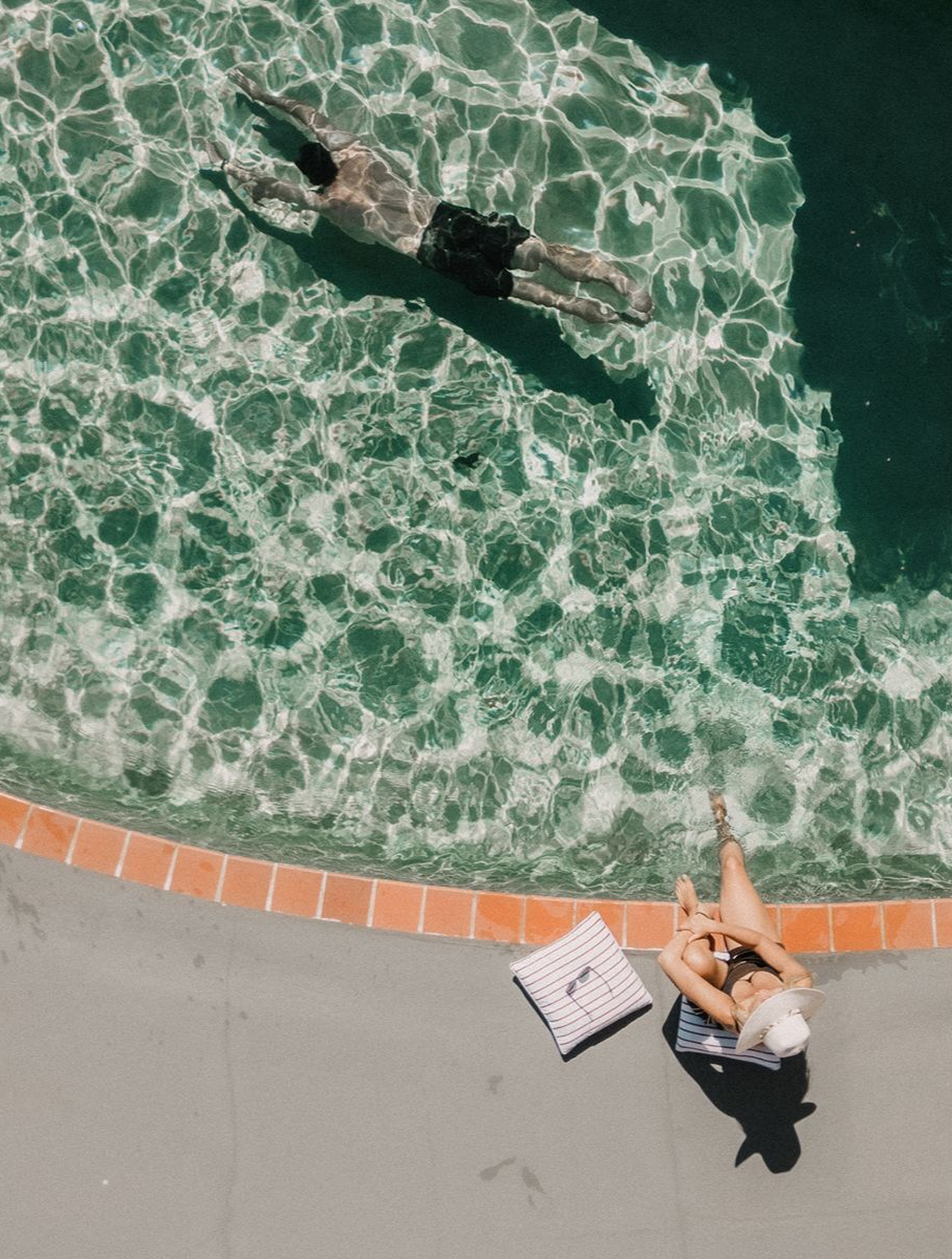 Black Dolphin Motel Merimbula: aerial view of a guest relaxing beside the swimming pool