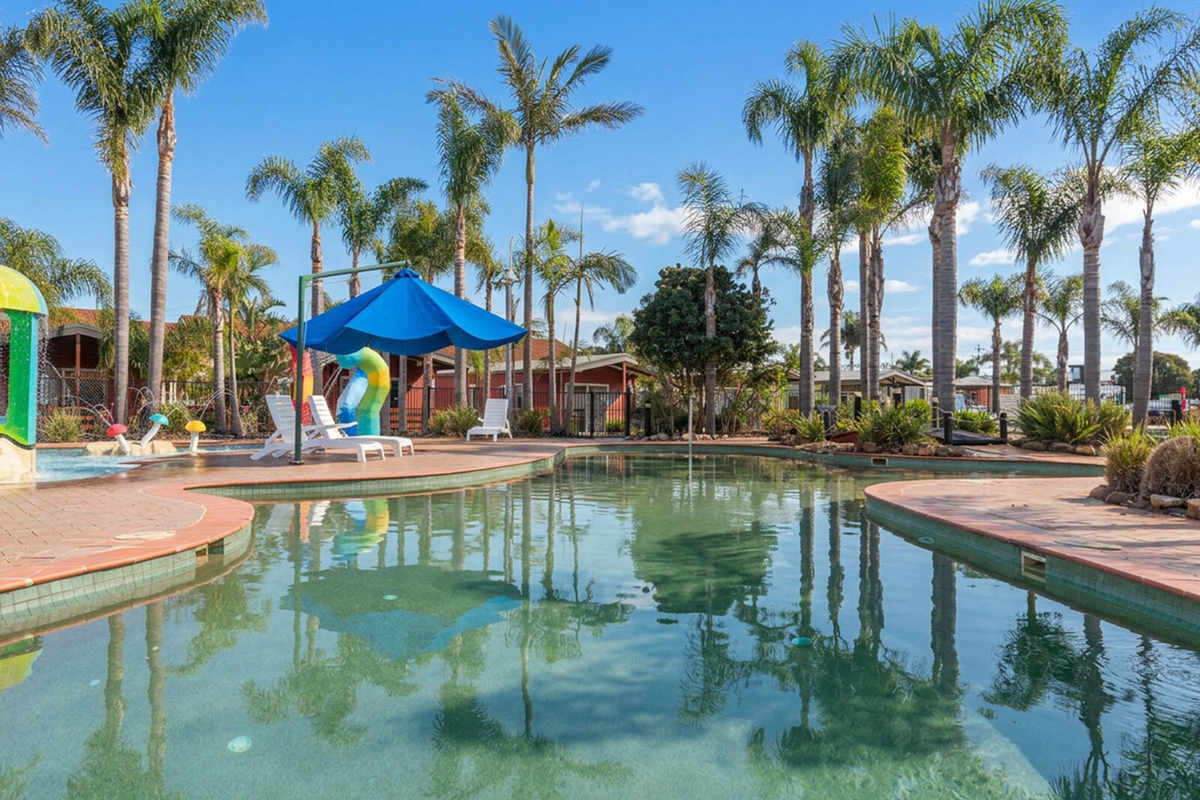 Black Dolphin Motel: outdoor swimming pool with surrounding poolside seating