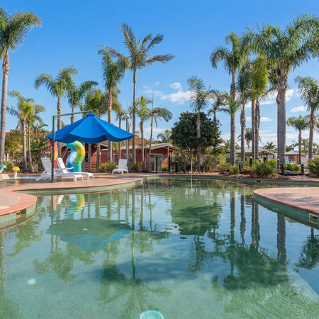 Black Dolphin Motel: outdoor swimming pool with surrounding poolside seating